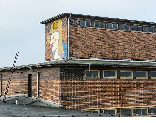 Backsteinfassade des Depots mit historischem Wandbild am Kopfbau