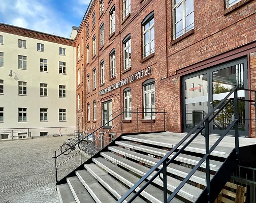 Eingang zum Alten Lager mit breiter Freitreppe und Klinkerfassade