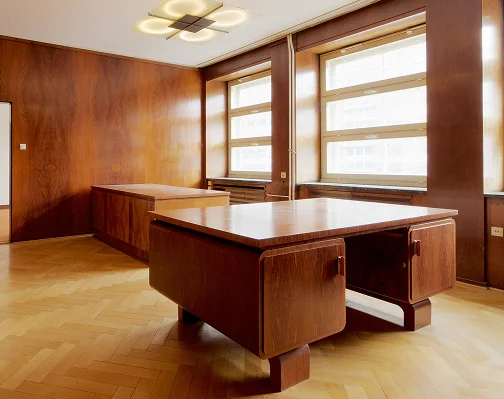 Büro im Neuen Kontor mit Holzvertäfelung, historischem Schreibtisch und Fischgrätparkett