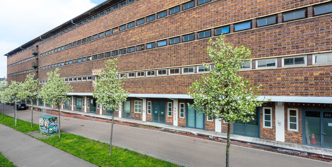 Das Depot der Konsumzentrale Leipzig: Ladezone mit Flügeltoren und vorgelagerter Rampe