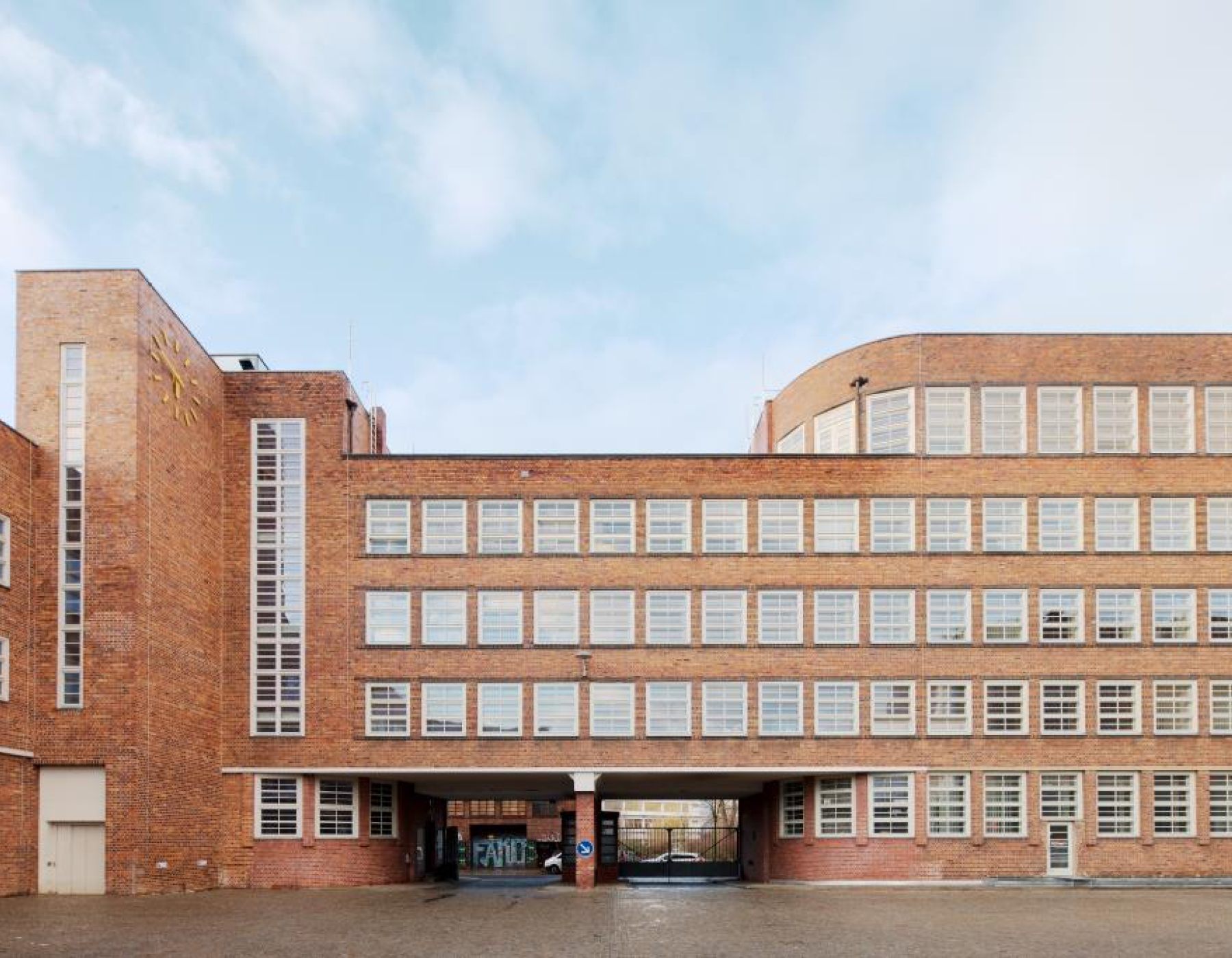Die Fassade der Konsumzentrale Leipzig an der Industriestraße: Klinker, umlaufende Fensterbänder und die gerundete Ecke von Fritz Höger