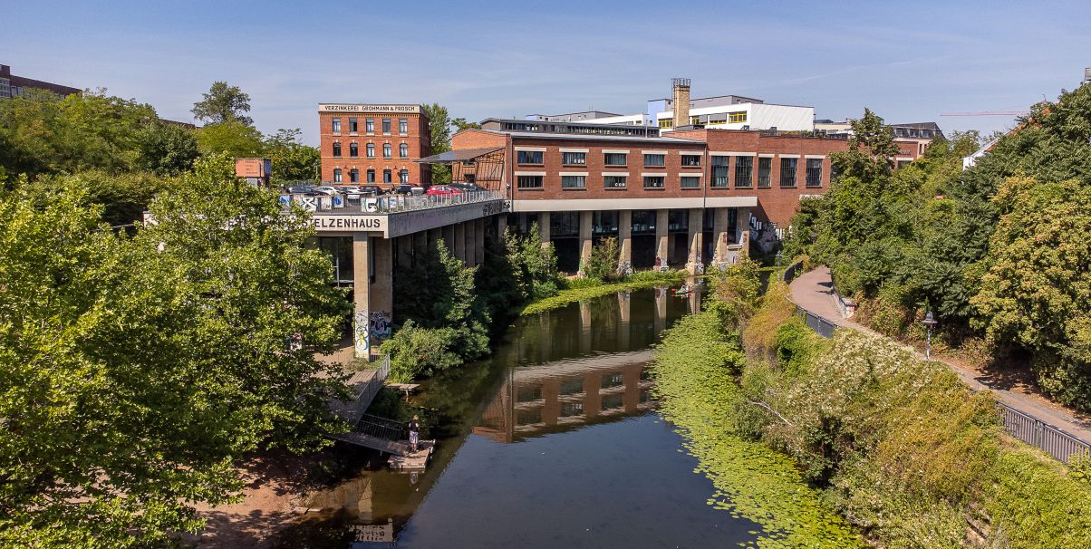 Der Karl-Heine-Kanal in Leipzig-Plagwitz mit Uferweg und dem Stelzenhaus