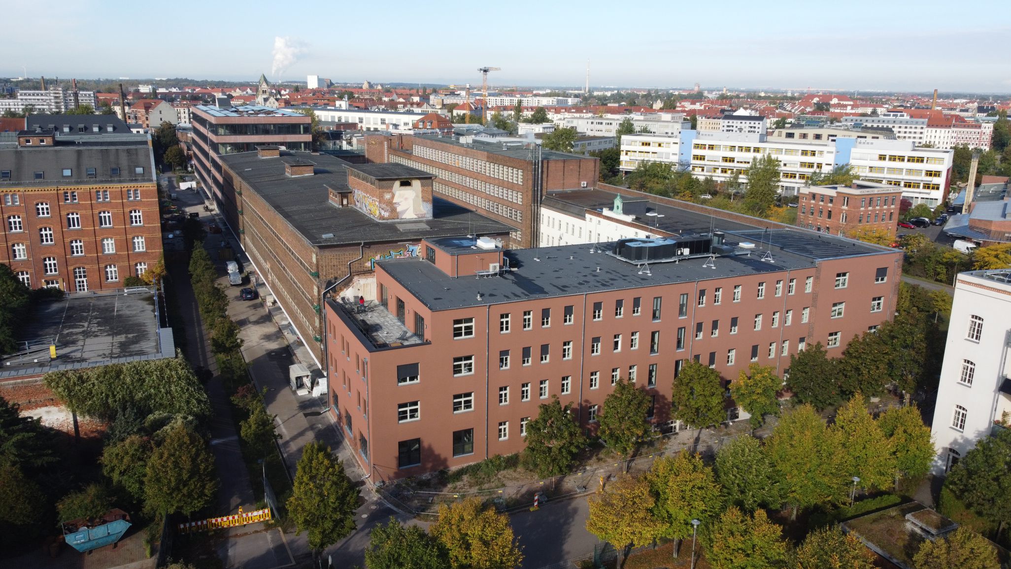 Luftbild des Konsumzentrale-Areals in Leipzig mit Innenhof und Anliegerstraße
