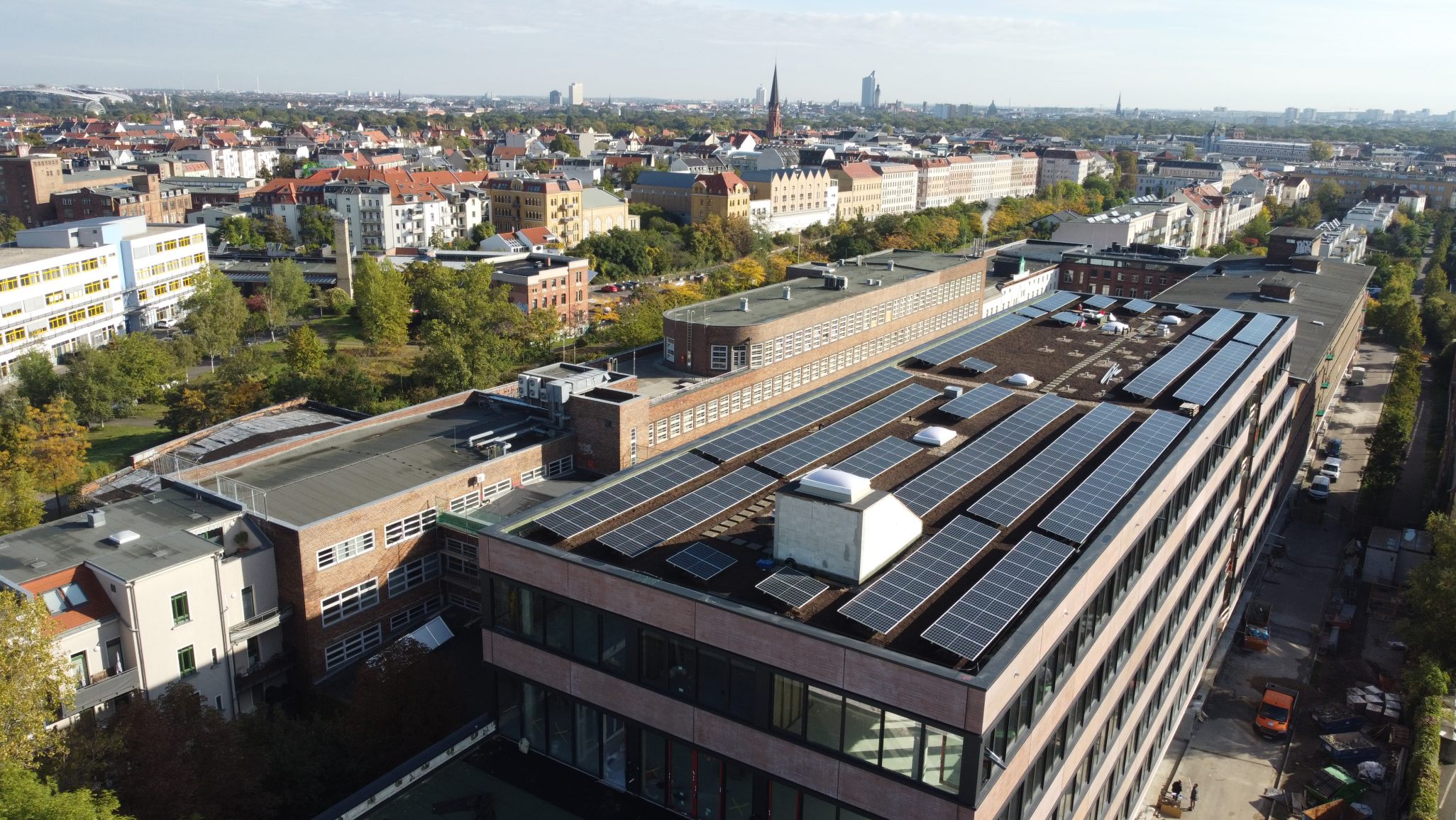 Luftbild der Konsumzentrale Leipzig: das Areal im Leipziger Westen, dahinter die Innenstadt